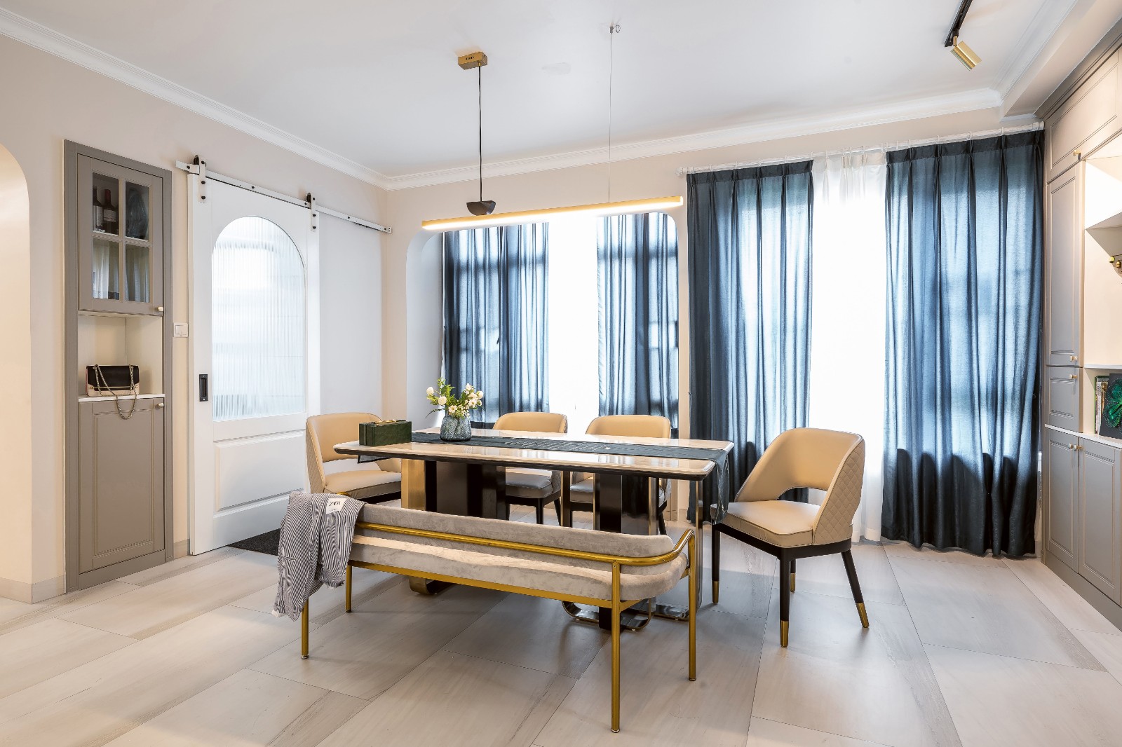 裝修案例美式輕奢風(fēng)格室內(nèi)裝修效果圖-餐廳 裝修案例美式輕奢風(fēng)格室內(nèi)裝修效果圖-餐廳