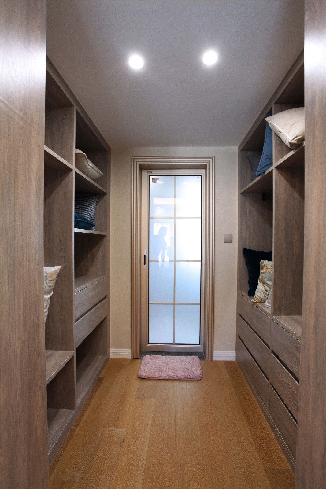 簡歐風格家裝設(shè)計室內(nèi)裝修效果圖-衣帽間 簡歐風格家裝設(shè)計室內(nèi)裝修效果圖-衣帽間