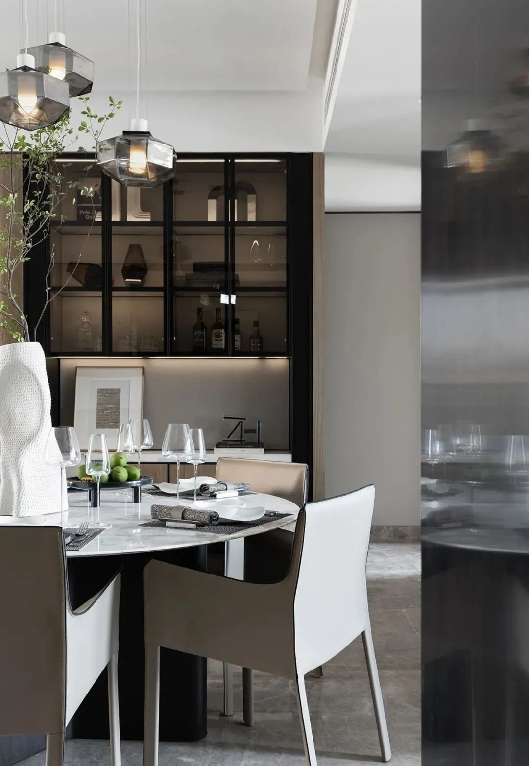 現(xiàn)代簡約風(fēng)格室內(nèi)設(shè)計家裝案例-餐廳 現(xiàn)代簡約風(fēng)格室內(nèi)設(shè)計家裝案例-餐廳