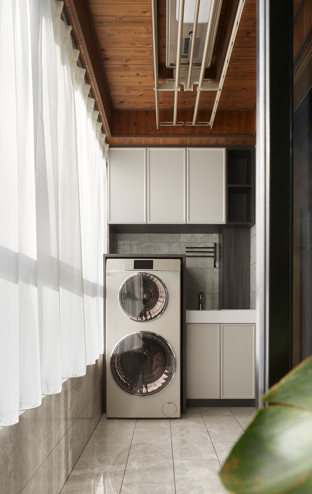 現(xiàn)代新中式風格家裝設計室內(nèi)裝修效果圖-陽臺 現(xiàn)代新中式風格家裝設計室內(nèi)裝修效果圖-陽臺