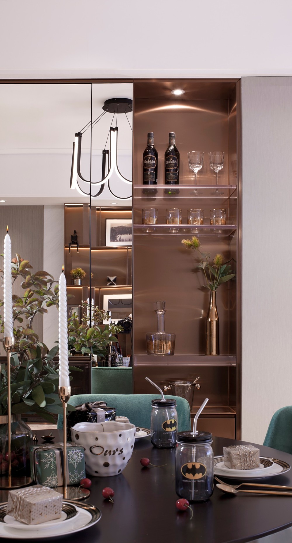 現(xiàn)代前衛(wèi)風(fēng)格室內(nèi)設(shè)計家裝案例-餐桌餐邊柜 現(xiàn)代前衛(wèi)風(fēng)格室內(nèi)設(shè)計家裝案例-餐桌餐邊柜