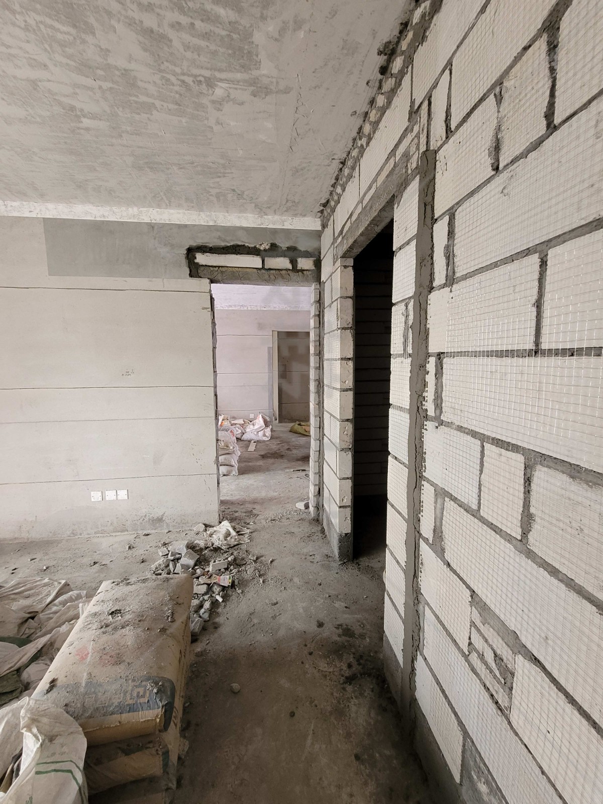 泥工進(jìn)場(chǎng)